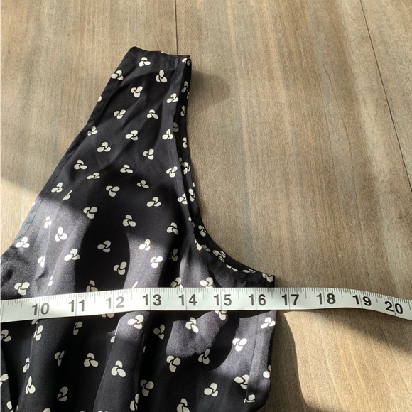 NWOT Lewit 100% silk shark bite ruffle v-neck blouse top black white size small - Picture 3 of 5